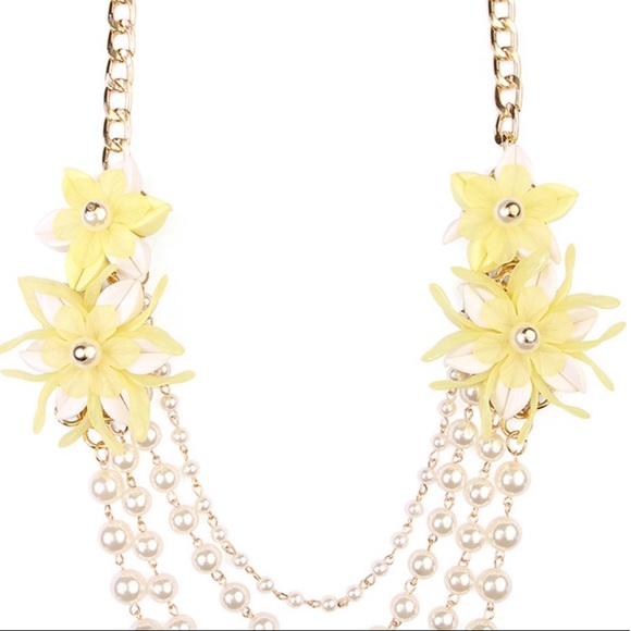 Brand New Yellow Floral & Faux Pearl Necklace - Picture 3 of 4
